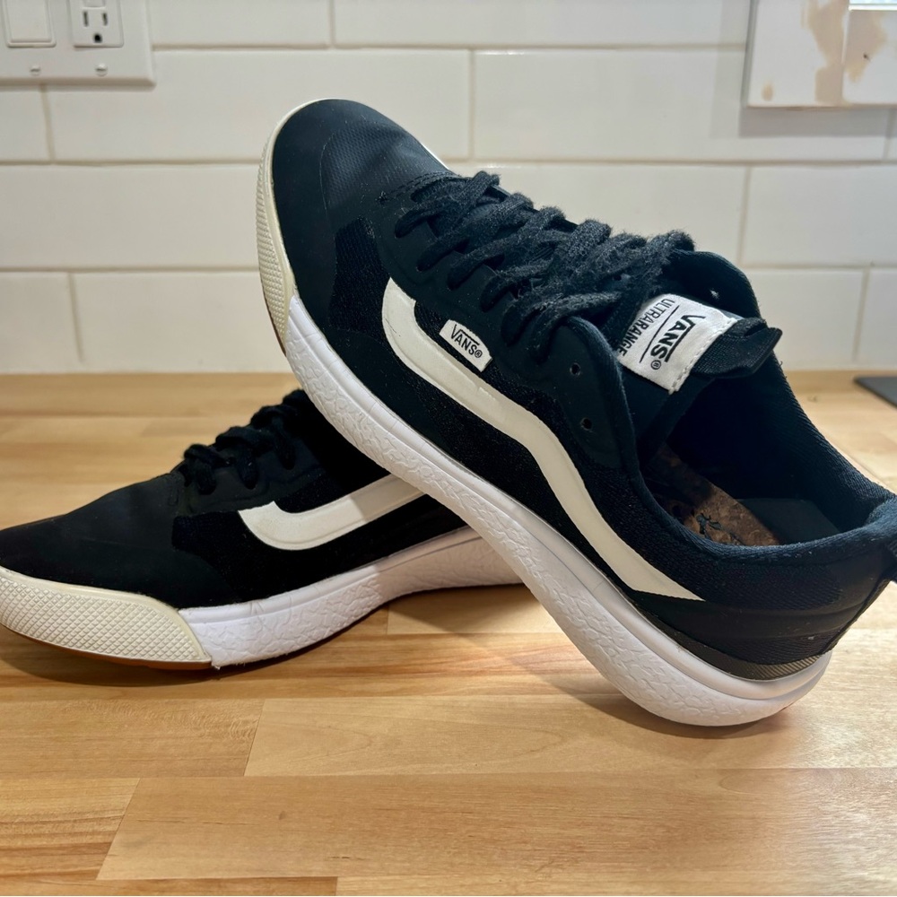 Vans Ultra Range Classic Black and White Low-Tops